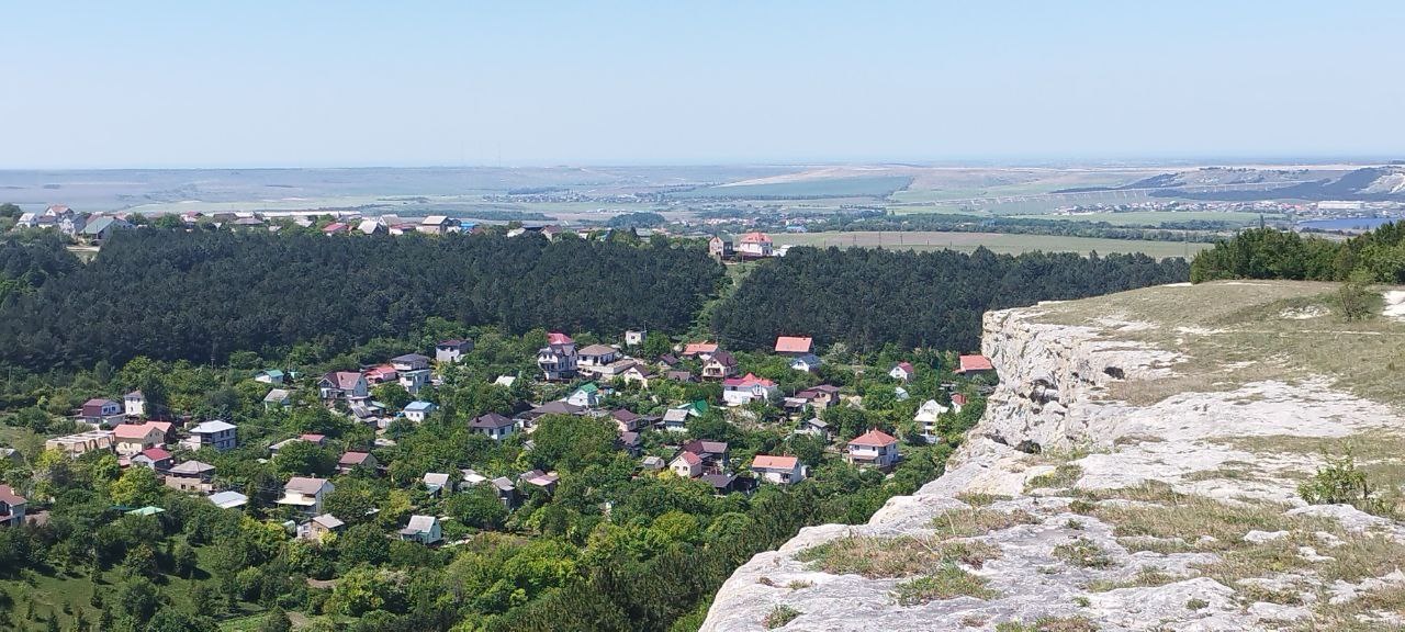 Предлагаем в продажу видовой земельный участок  в пригороде Симферополя район Фонтаны Ешиль Даг, Отличное месторасположение, рядом находятся газ, электричество.  Более подробная информация по телефону. Кад номер 90:12:132401:4586