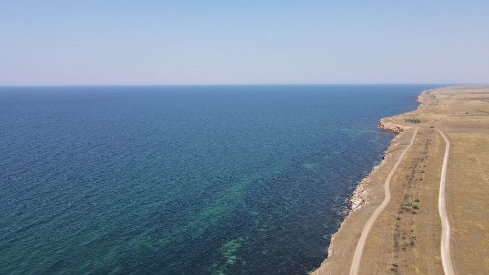  Предлагаем в продажу земельный участок в Черноморском районе с. Межводное. Идеальное место для гостиничного бизнеса. По соседству идет застройка под гостиницы и жилые дома. Есть возможность подключения всех  коммуникаций, свет , газ, вода, Особенностью Межводного являются лечебные грязи лимана, а т